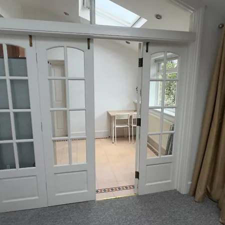 Lirios Room, Shered House Pansiyon *