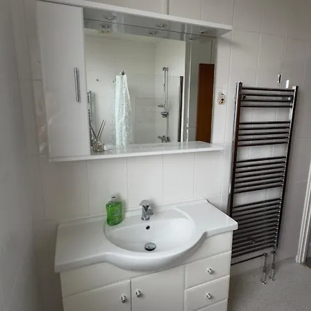 Lirios Room, Shered House