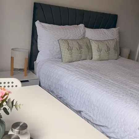 Lirios Room, Shered House Bristol
