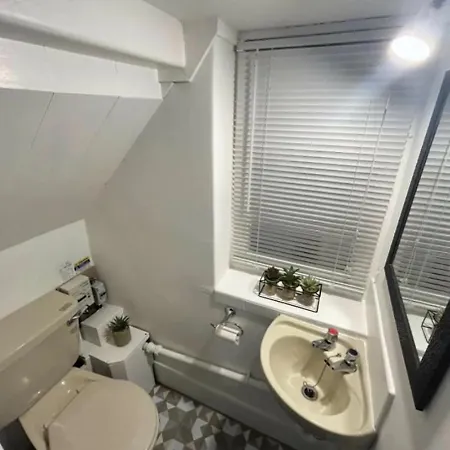Pansiyon Lirios Room, Shered House